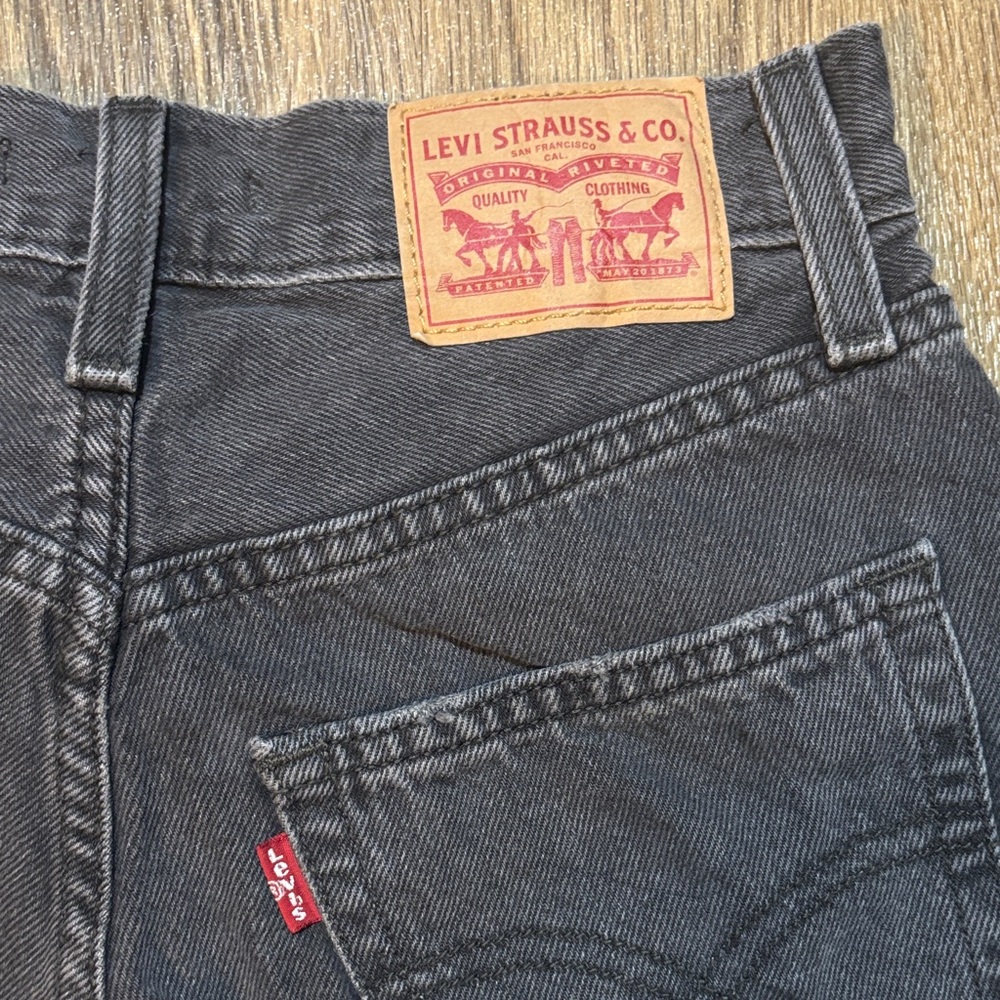 Levi's washed Black Highwaisted Denim Jean Shorts size 24 - Picture 5 of 6